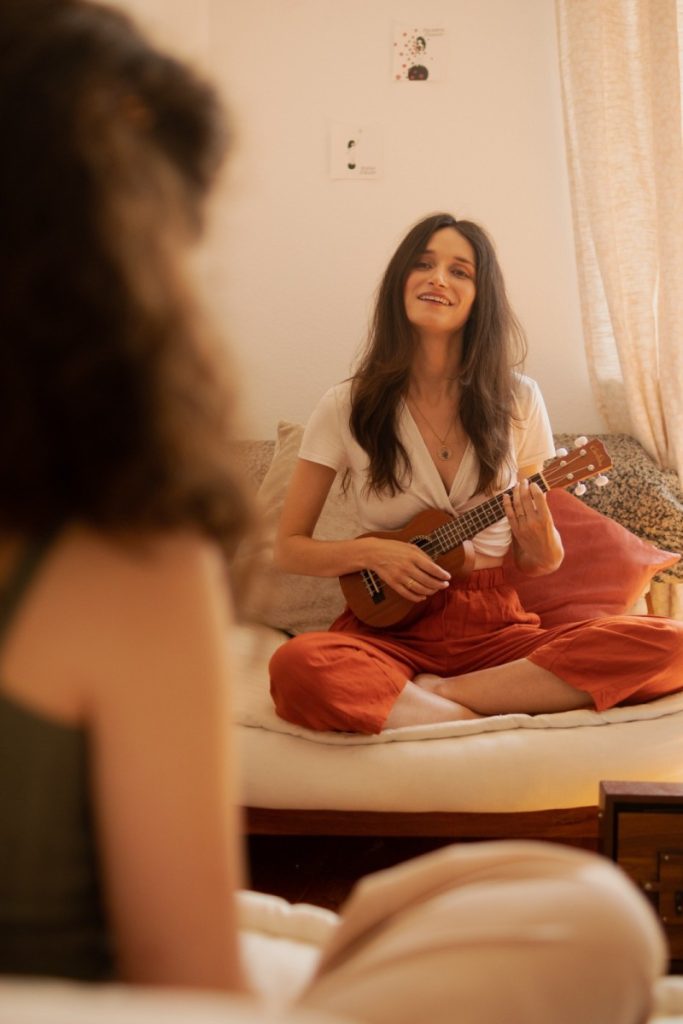caroline nahem musicienne danse therapeute accompagnatrice voix chant medecine