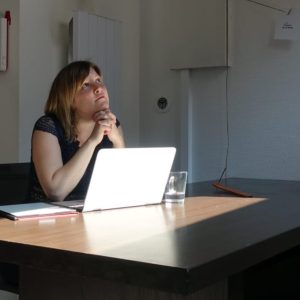 pauline ka ecriture a son bureau
