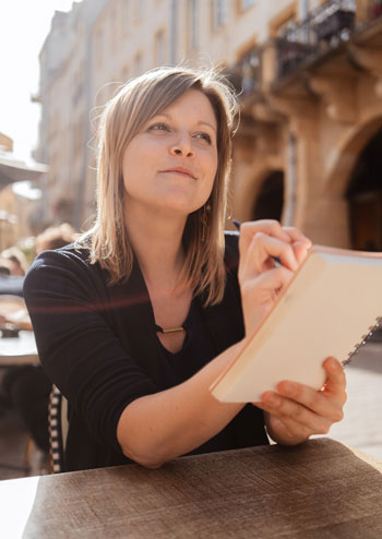 Pauline Pasprzak alias Pauline Ka en pleine écriture
